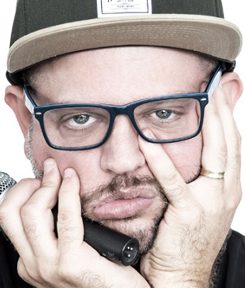 עידן ניידיץ עושה סטנדאפ